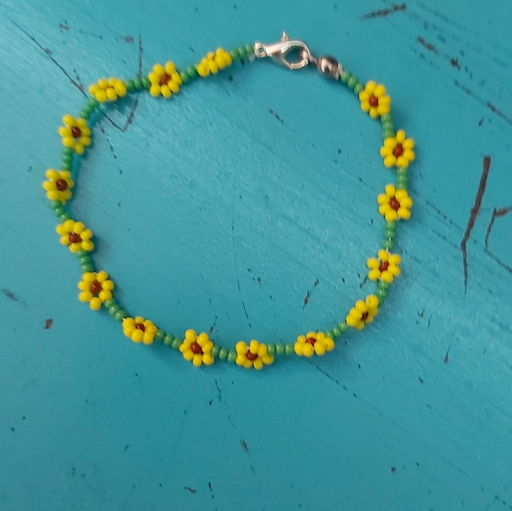 🌼✌🏻Daisy chain beaded bracelet